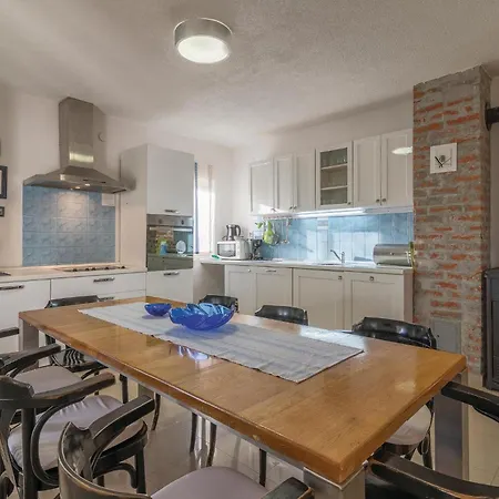 別荘 Awesome In Krkovic With Sauna