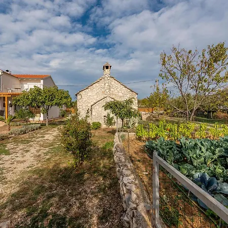 別荘 Awesome In Krkovic With Sauna *