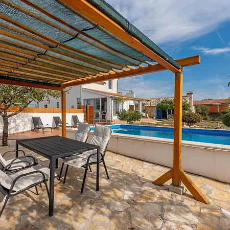 別荘 Awesome In Krkovic With Sauna