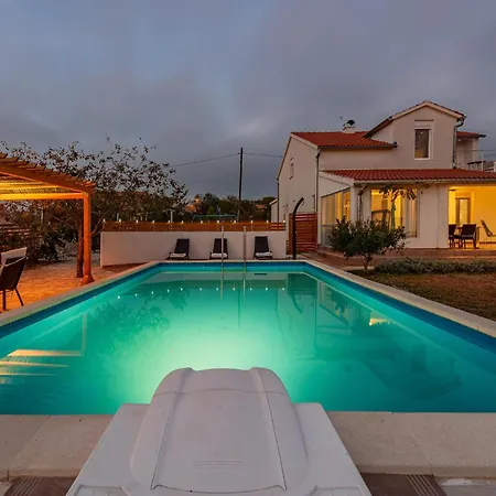 別荘 Awesome In Krkovic With Sauna Lađevci